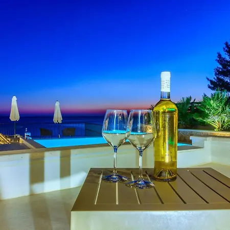 Peaceful Luce Di Mare - Heated Pool, Sauna 别墅